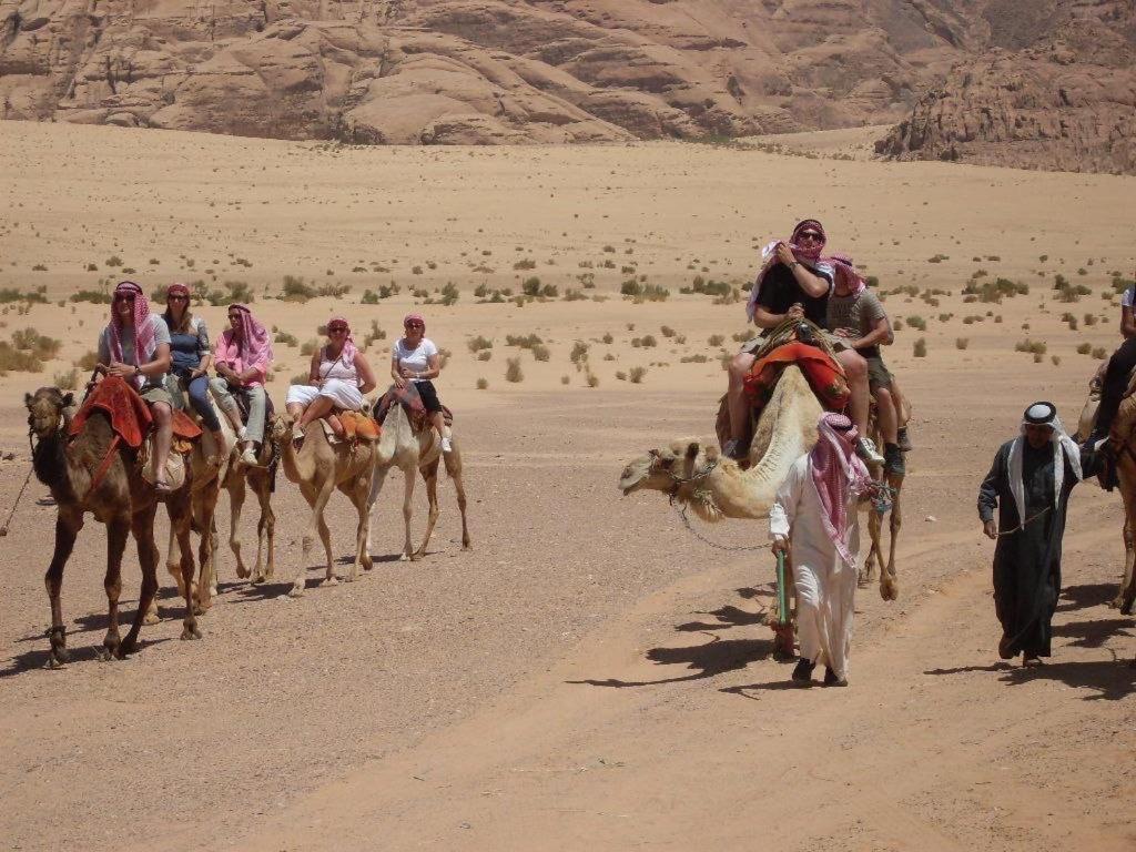 Hotel Zawaideh desert Camp Wadi Rum Exterior foto